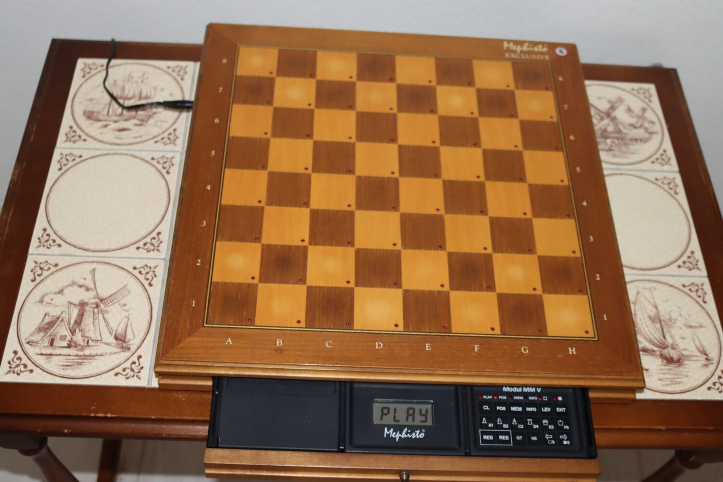 gebrauchter Mephisto Exclusive Schachcomputer mit MM V Modulset, Figuren und Netzadapter