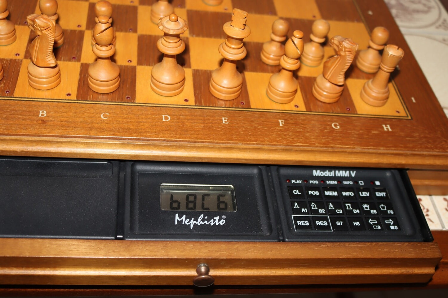 gebrauchter Mephisto Exclusive Schachcomputer mit MM V Modulset, Figuren und Netzadapter